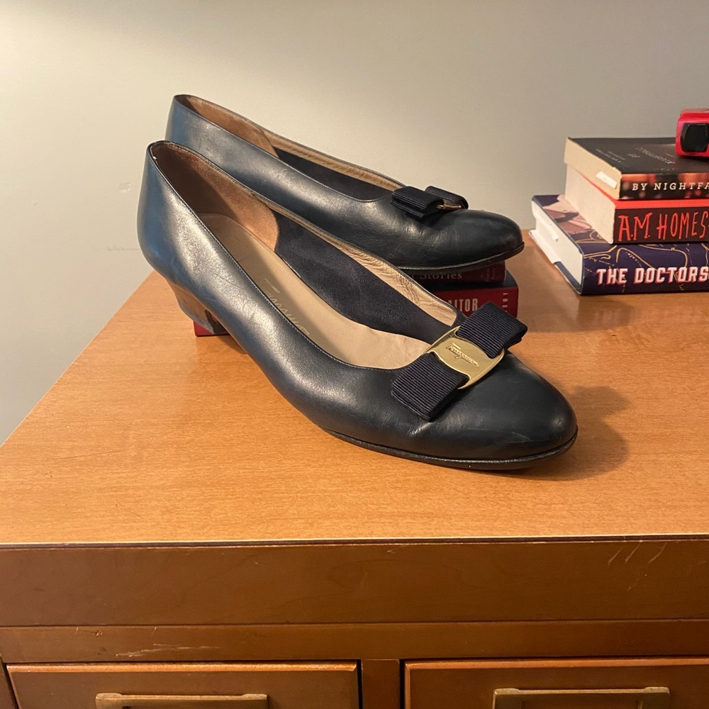 Vintage Ferragamo classic pumps
